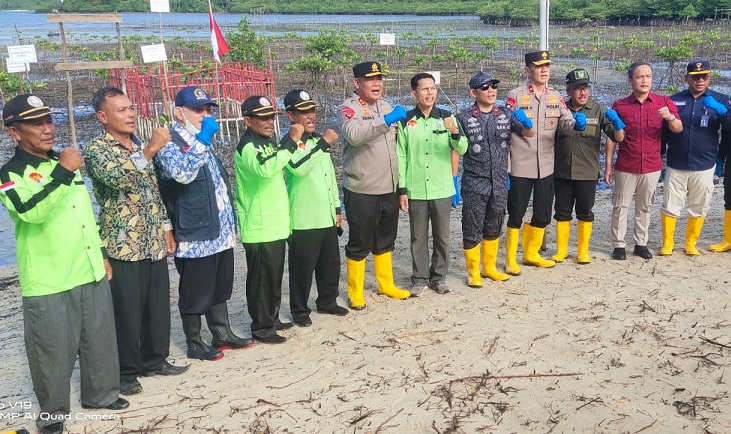 Kapolda Kepri foto bersama Pengelola Mangrove Presiden Setokok, Kota Batam.