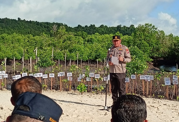 Kapolda Kepri menyampaikan sambutan di acara penanaman mangrove di Setokok.