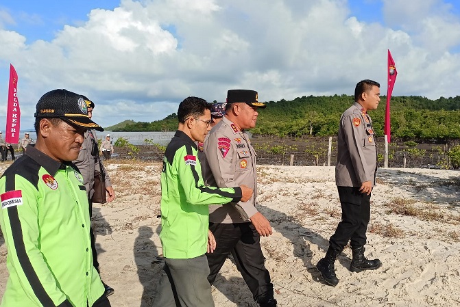 Kapolda Kepri didampingi Pengelola Mangrove Presiden dalam acara penanaman bibit bakau di Setokok.