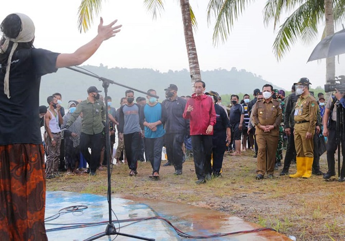 Presiden Joko Widodo di area penanaman mangrove di Pantai Setokok, Batam.