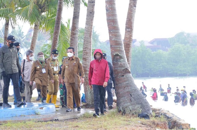 Presiden Joko Widodo tiba di area penanaman mangrove di Pantai Setokok, Batam.