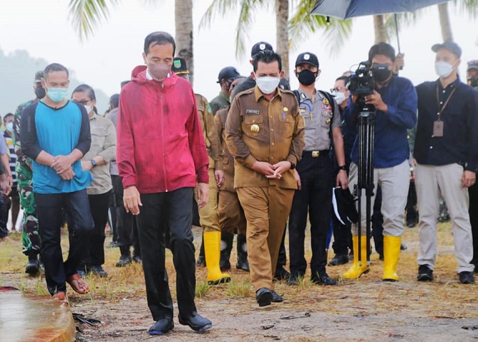 Presiden Joko Widodo tiba di area penanaman mangrove di Pantai Setokok, Batam.