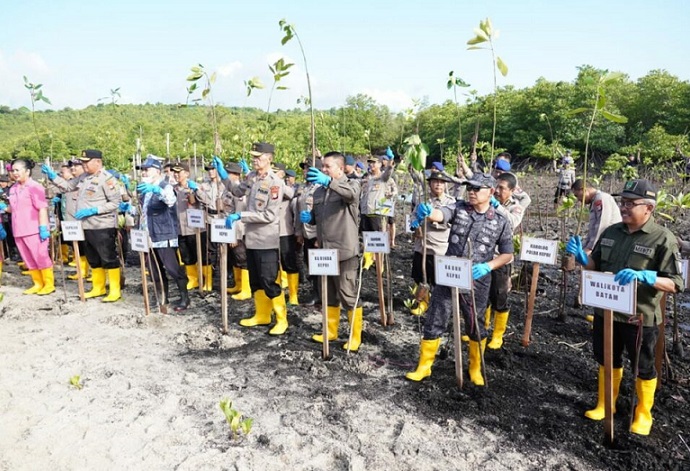Jajaran FKPD melakukan penanaman ribuan mangrove dalam rangka Hari Bhayangkara Polda Kepri di Setokok.