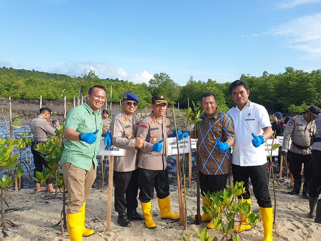 Aksi penanaman ribuan mangrove di Hari Bhayangkara Polda Kepri.
