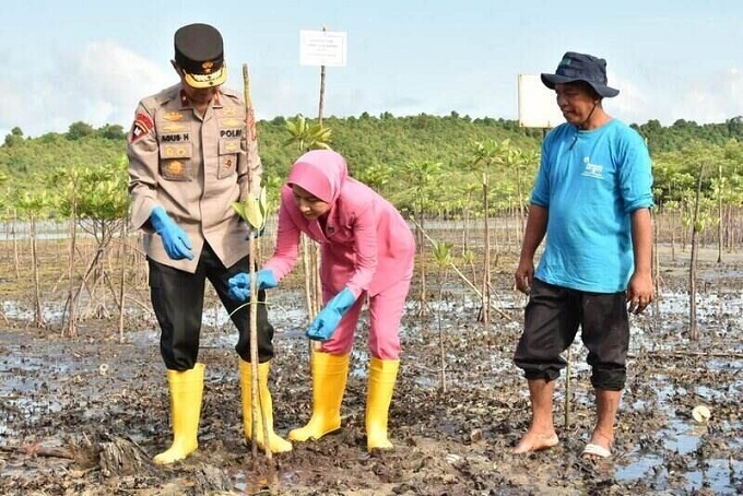 Aksi penanaman mangrove bersama Kapolda Kepri di Mangrove Presiden di Setokok, Kota Batam.