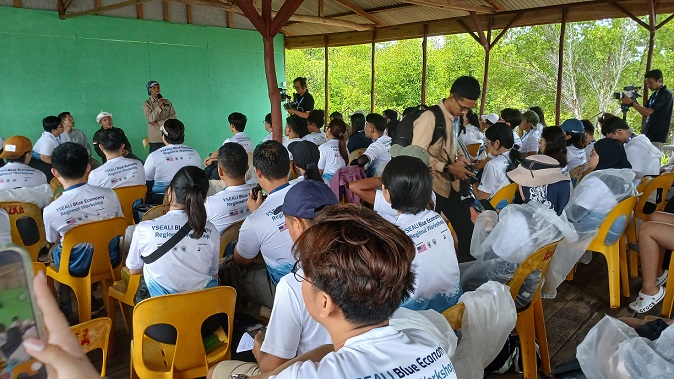 Sejumlah narasumber menyampaikan edukasi pelestarian lingkungan kepada Peserta Lokakarya Regional Ekonomi Biru YSEALI.