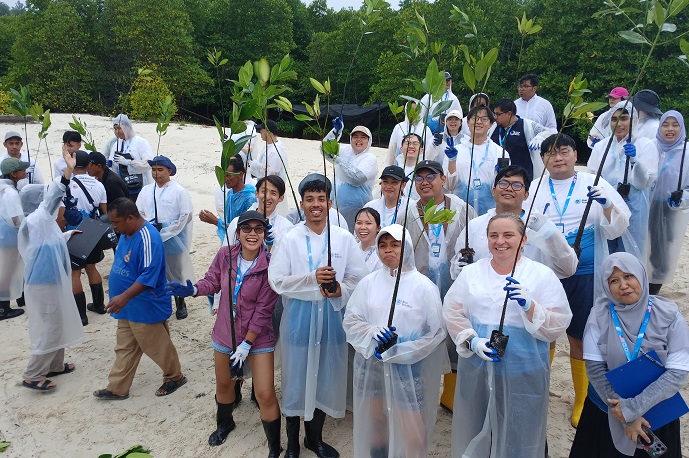 Peserta Lokakarya Regional Ekonomi Biru YSEALI antusias untuk menanam mangrove di Ekowisata Mangrove Presiden Setokok, Batam, 23 April 2025.