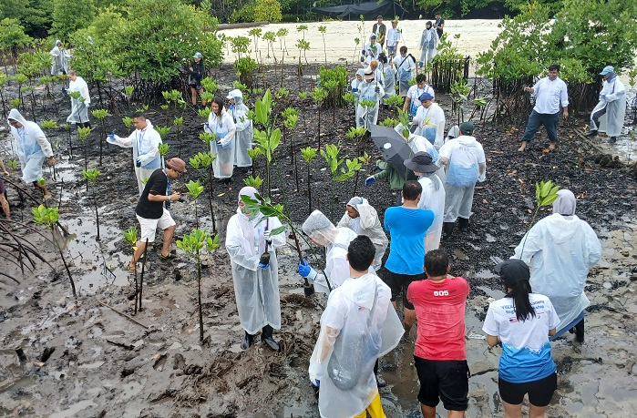 Peserta Lokakarya Regional Ekonomi Biru YSEALI memulai aksi menanam mangrove.