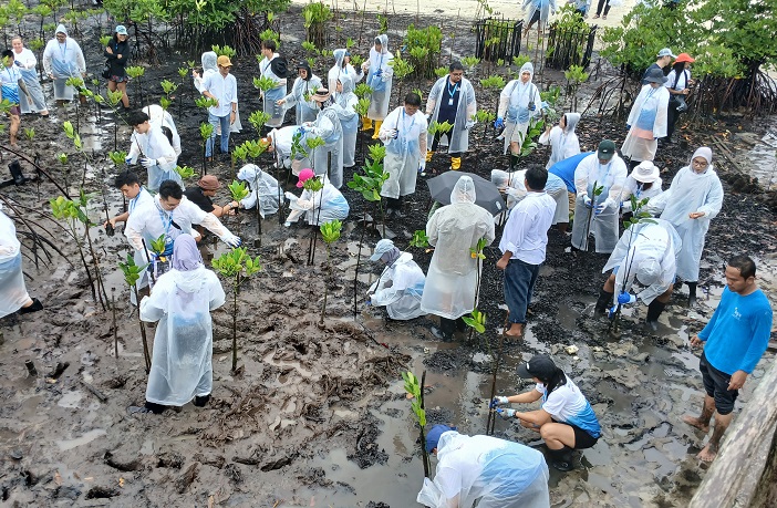 Peserta Lokakarya Regional Ekonomi Biru YSEALI belajar menanam mangrove di Ekowisata Mangrove Presiden Setokok, Batam.
