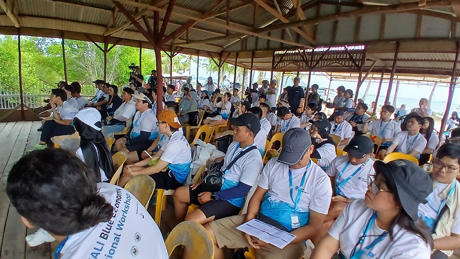 Peserta Lokakarya Regional Ekonomi Biru YSEALI menyimak pemaparan narasumber tentang upaya pelestarian lingkungan di Batam.
