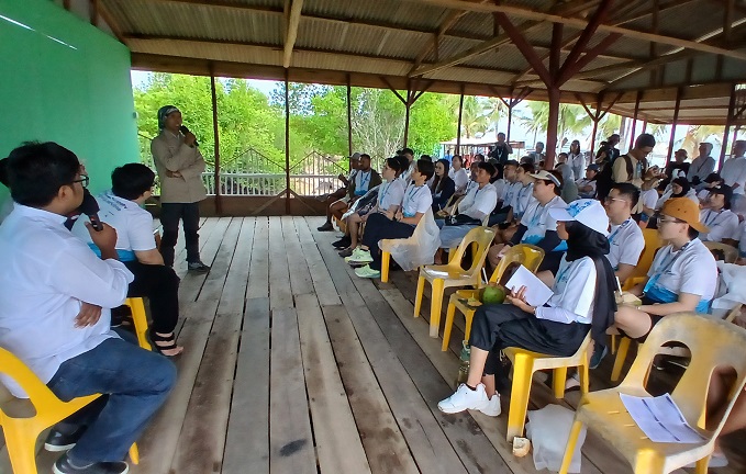 Seorang aktivis lingkungan Batam menyampaikan pemaparan kepada peserta Lokakarya Regional Ekonomi Biru YSEALI.