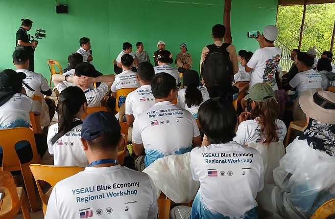 Peserta Lokakarya Regional Ekonomi Biru YSEALI mendengarkan pemaparan aktivis lingkungan Batam.