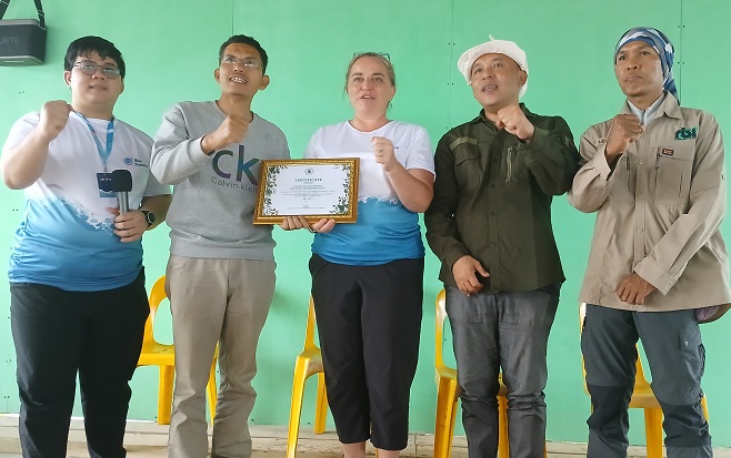 Narasumber Lokakarya Regional Ekonomi Biru YSEALI foto bersama dengan perwakilan Kedubes AS.