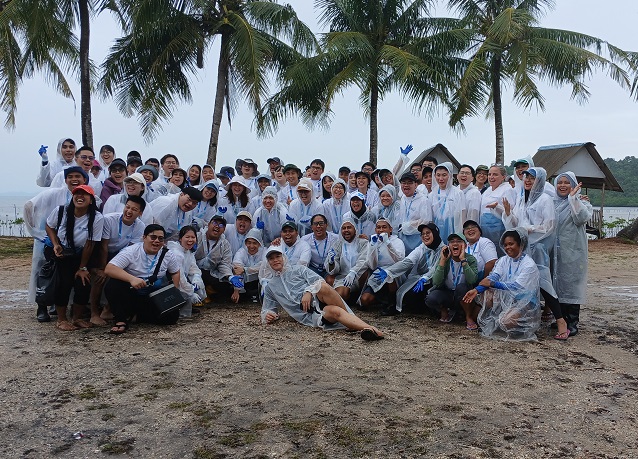 Peserta Lokakarya Regional Ekonomi Biru YSEALI foto bersama di Ekowisata Mangrove Presiden Setokok.