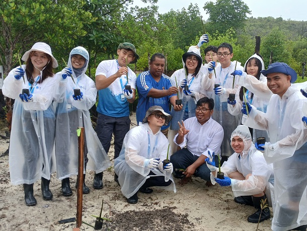 Peserta Lokakarya Regional Ekonomi Biru YSEALI belajar pembibitan mangrove.