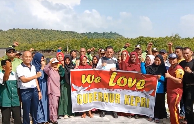 Gubernur Kepri Ansar Ahmad foto bersama warga pesisir pantai Setokok.