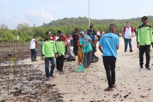 LSM PLHK Kepri Ajak Warga Tanam Mangrove di Hari Pahlawan