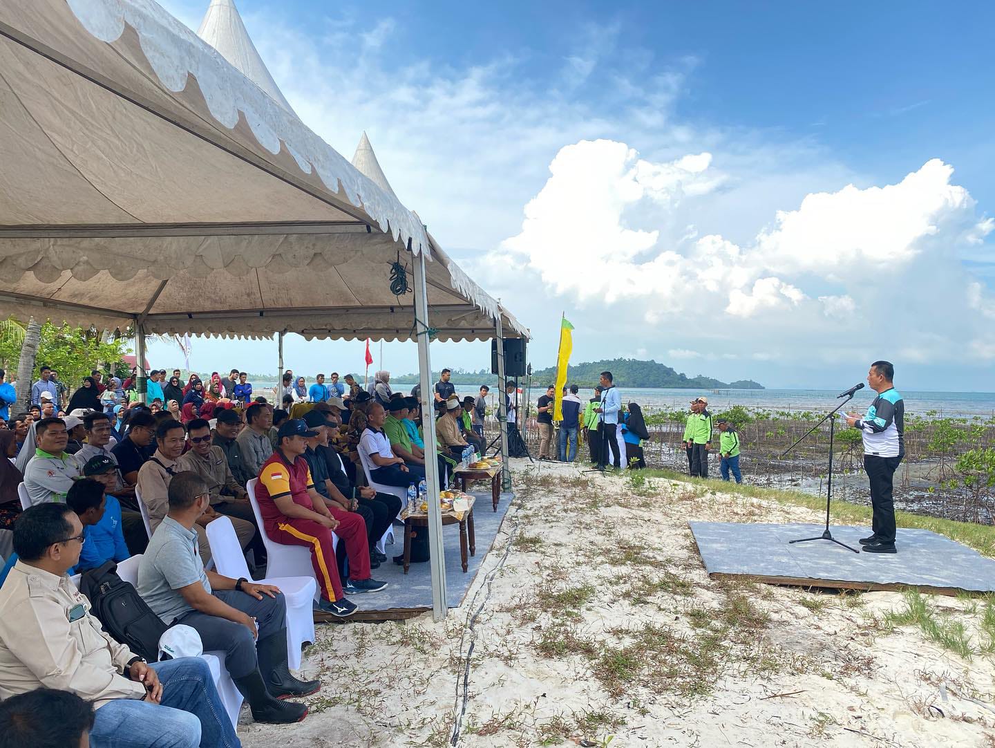 Gubernur Kepri memberikan sambutan menjelang tanam mangrove bersama ratusan warga pesisir Setokok, Kota Batam.