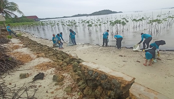 Free The Sea melakukan aksi clean-up dengan membersihkan sampah di kawasan Ekowisata Mangrove Presiden, Setokok, Kota Batam.