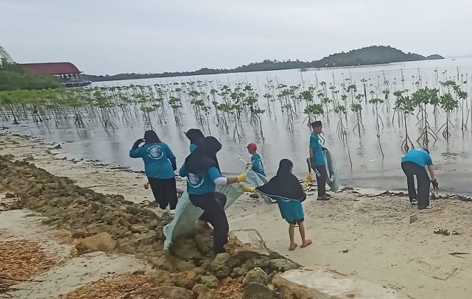 Relawan Free The Sea antuasis melakukan aksi clean-up di Ekowisata Mangrove Presiden, Setokok, Kota Batam.