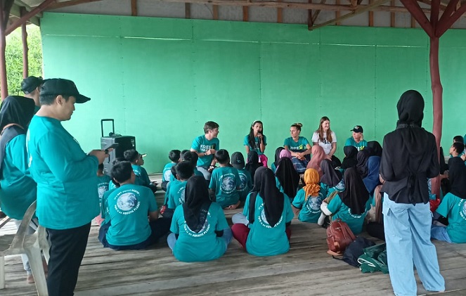 Free The Sea memberikan edukasi menjaga lingkungan Ekowisata Mangrove Presiden, Setokok, Kota Batam.