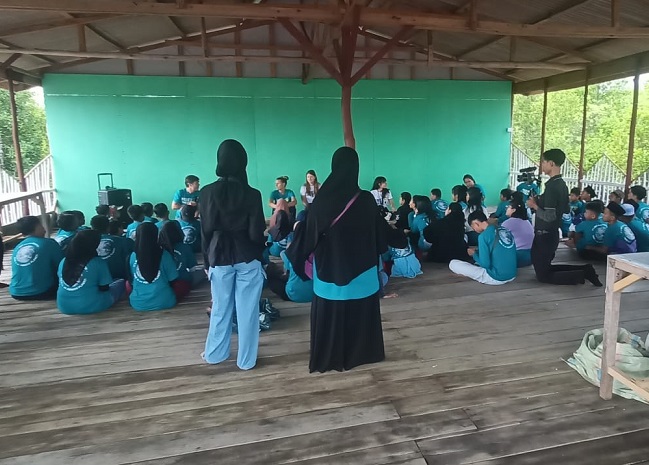 Free The Sea memberikan edukasi tentang pentingnya menjaga lingkungan di Ekowisata Mangrove Presiden, Setokok, Kota Batam.