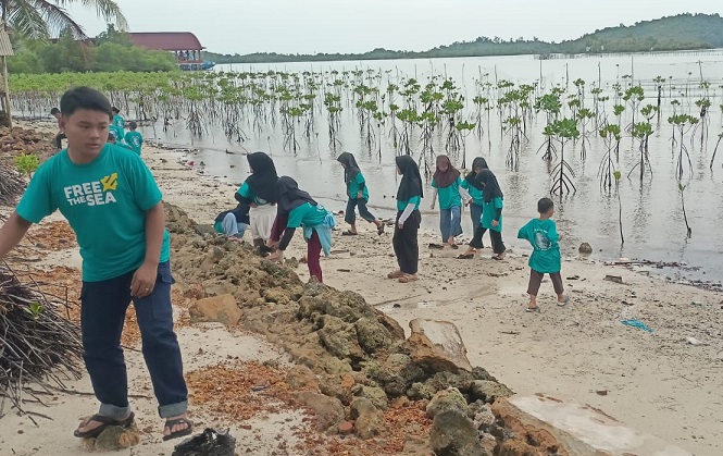 Relawan Free The Sea membersihkan sampah di Pantai Setokok, Kota Batam.