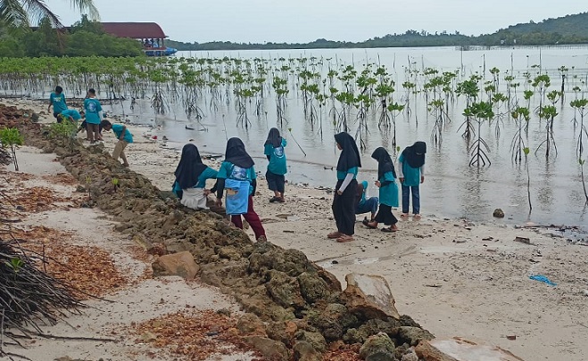 Relawan Free The Sea melakukan aksi clean-up di Ekowisata Mangrove Presiden, Setokok.